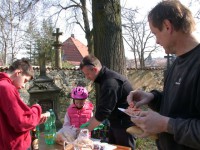 /album/fotogalerie-dobrovolna-akce-jarni-uklid-kolem-svarovskeho-kostela-sv-lukase/brigada-21-3-2015-kostel-svarov-017-jpg1/
